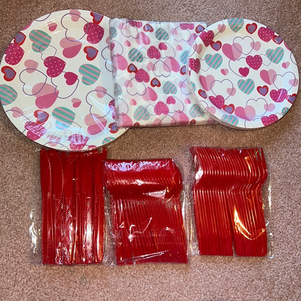 NIB 24 person heart party Plates utensils & napkins (144pc)
